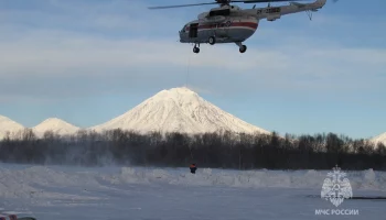 Учения: камчатские спасатели эвакуировали туриста со склона Козельского вулкана