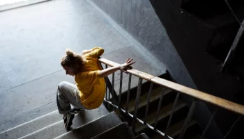 Женщина была обнаружена без сознания на лестничной клетке в Петропавловске-Камчатском