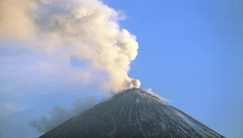 На Камчатке зафиксирован еще один пепловый выбрoc из вулкана Шивелуч
