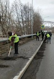 Подрядные организации убирают песок и мусор с улиц столицы Камчатки 6