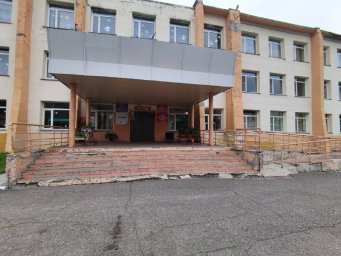 После вмешательства прокуратуры отремонтировали крыльцо и пандус школы в Вилючинске на Камчатке 1