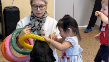 Регулярные занятия с собакой&ndash;терапевтом проводятся в доме ребенка на Камчатке