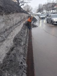 Работы по отводу талых вод с городских магистралей проводят в Петропавловске-Камчатском 6