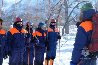 Камчатские спасатели тренировались искать людей в лавинах 1