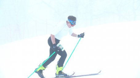 Через туман пробирались спортсмены по ски-альпинизму в вертикальной гонке на 3-ем этапе Кубка России 14