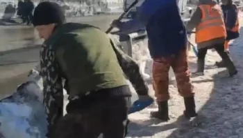 Коммунальные службы продолжают расчистку дорог в Петропавловске-Камчатском