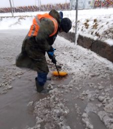 Ливневки чистят бригады ручного труда в Петропавловске-Камчатском 0