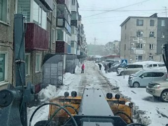Продолжают борьбу со снегом и льдом коммунальные службы Петропавловска-Камчатского 0