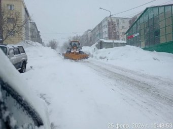 Несмотря на непогоду, продолжается борьба со снежными завалами в столице Камчатки 2