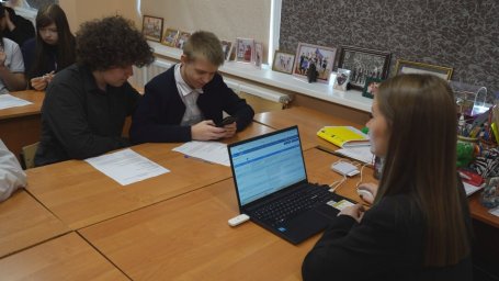 Специалисты МФЦ помогают оформлять «Мою Пушкинскую карту» школьникам Камчатки 0
