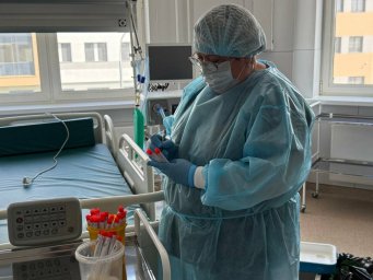 Специалисты Центра эпидемиологии и гигиены берут пробы в новой краевой больнице на Камчатке 1