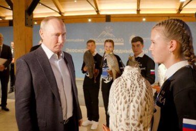 Владимир Путин встретился с коллективом соколиного центра «Камчатка» 8