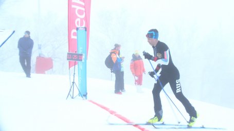Через туман пробирались спортсмены по ски-альпинизму в вертикальной гонке на 3-ем этапе Кубка России 12