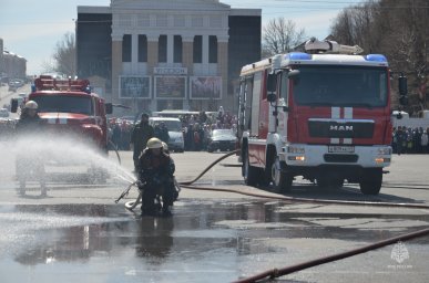 Пожарные Камчатки отметили 375-летний юбилей большим шоу 17