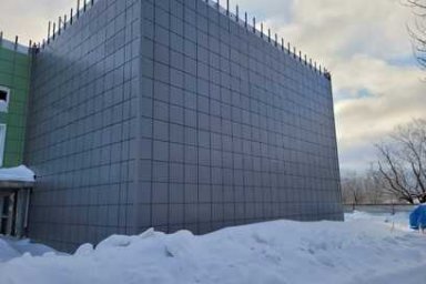 На строящейся школе в Усть-Большерецком районе Камчатки завершается установка фасада 1