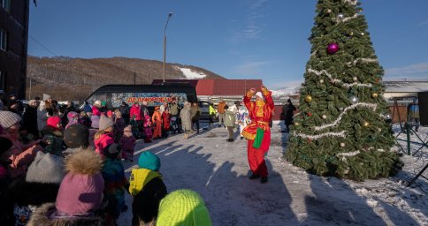Огни ещё шести праздничных ёлок зажглись в столице Камчатки 3