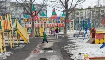 В столице Камчатки приступили к уборке детских и спортивных площадок