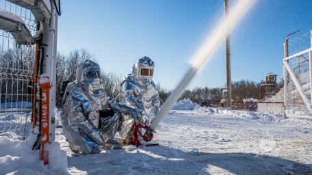 Камчатские пожарные провели учения в аэропорту Елизово на Камчатке 3