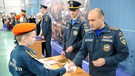 107 школьников прошли посвящение в кадеты МЧС России на Камчатке 2