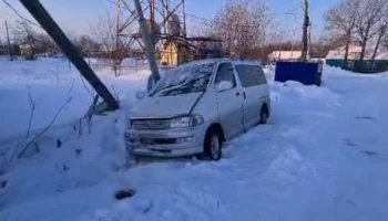 Электрический столб не устоял перед ночным гонщиком на Камчатке