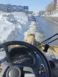 Работы по устранению снежного наката, расширению проезжей части и вывозу снега продолжаются в Петропавловске-Камчатском 3