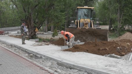 В парке Лазо на реке Половинка на Камчатке ведутся работы по бетонированию дорожек 1