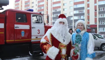 «Пожарный» Дед Мороз на Камчатке накануне Нового года пришел в гости к «особенным» детям