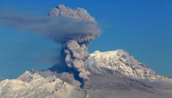 На Кaмчaтке вулкан Шивелуч выбросил столб пепла