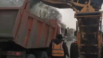 Подрядные организации ликвидировали мусор и песок на обочинах центральных магистралей в Петропавловске-Камчатском