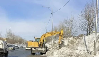 Бригады ручного труда приступили к уборке песка с проезжей части в Петропавловске-Камчатском