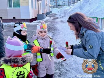 Поздравили мам с 8 Марта и напомнили о ПДД автоинспекторы и школьники на Камчатке 3