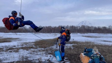 Беспарашютные спуски с вертолета отработали спасатели МЧС России на Камчатке 6