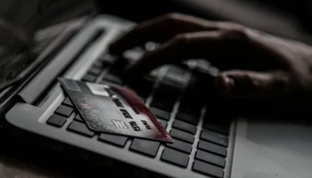 По подозрению в хищении 300 000 рублей с банковской карты задержан рецидивист на Камчатке