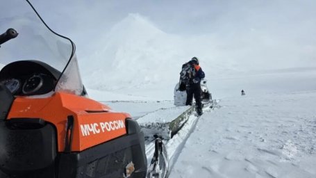 Ведомственный флаг развернули на вершине Ключевской сопки спасатели Камчатского края 2