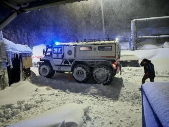 Медики несли пациента на руках более километра в условиях циклона на Камчатке 0