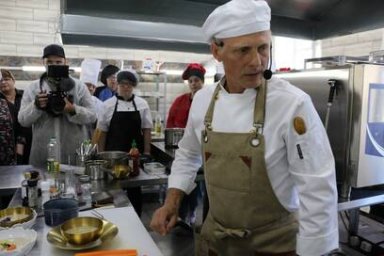 В Камчатском колледже технологии и сервиса зарубежные шеф-повара провели мастер-класс для студентов и рестораторов 1