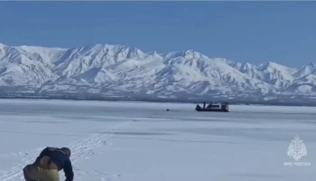 В Усть-Камчатске снегоходчик с техникой ушёл под воду