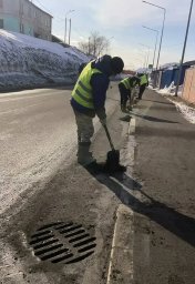 Бригады ручного труда приступили к уборке песка с проезжей части в Петропавловске-Камчатском 4