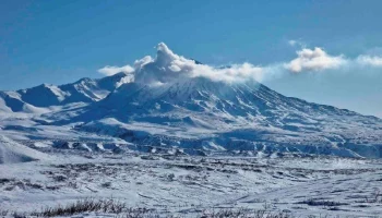 Пропавшего снегоходчика ищут в районе Мутновского вулкана на Камчатке