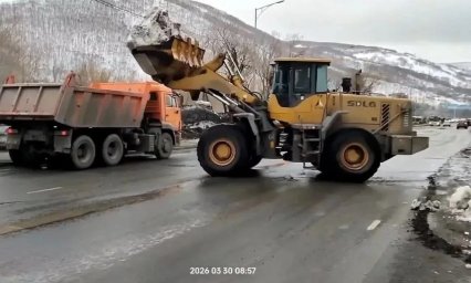 Бригады ручного труда заняты очисткой тротуаров в Петропавловске-Камчатском 4