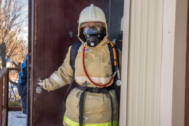 В специальной теплодымокамере примерили на себя роль пожарных школьники Камчатки 13