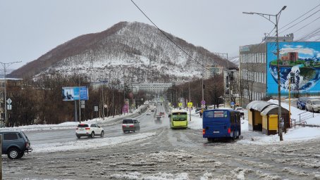 Дорожные службы в ночную смену продолжат работу по ликвидации последствий циклона в Петропавловске-Камчатском 6