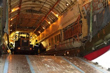 Мощные погрузчики доставлены с Сахалина бортом МЧС на Камчатку 1