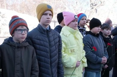 Мемориальную доску в честь погибшего выпускника открыли в вилючинской школе на Камчатке 2