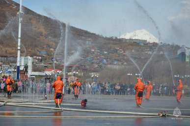 Пожарные Камчатки отметили 375-летний юбилей большим шоу 47