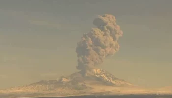 Шивелуч размашисто &laquo;прикурил&raquo; сегодня днем на Камчатке