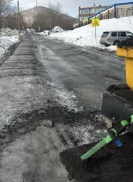 Дорожники обрабатывают проезды противогололёдными материалами в Петропавловске-Камчатском 3