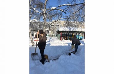Стихия объединила: родители помогли расчистить детские сады в Елизовском районе на Камчатке 4