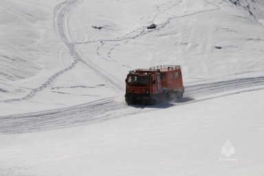 Спасатели МЧС России тренировались искать заблудившихся в метели туристов на Камчатке 4