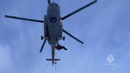 Беспарашютные спуски с вертолета отработали спасатели МЧС России на Камчатке 4